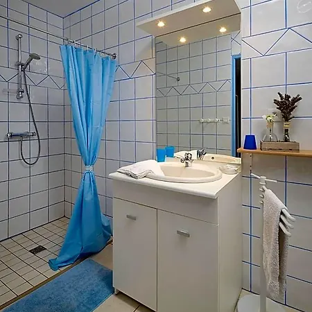 Domaine De La Cour Bed and Breakfast 3*