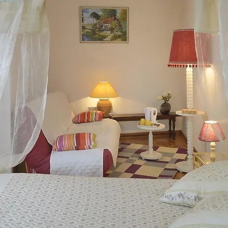 לינה וארוחת בוקר Domaine De La Cour 3*