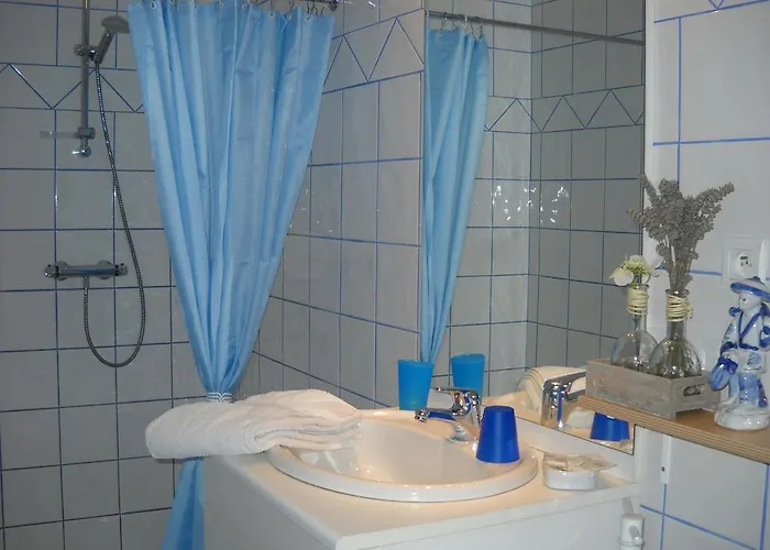 לינה וארוחת בוקר Domaine De La Cour 3*