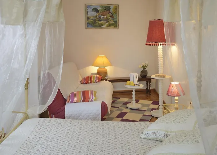 לינה וארוחת בוקר Domaine De La Cour 3*